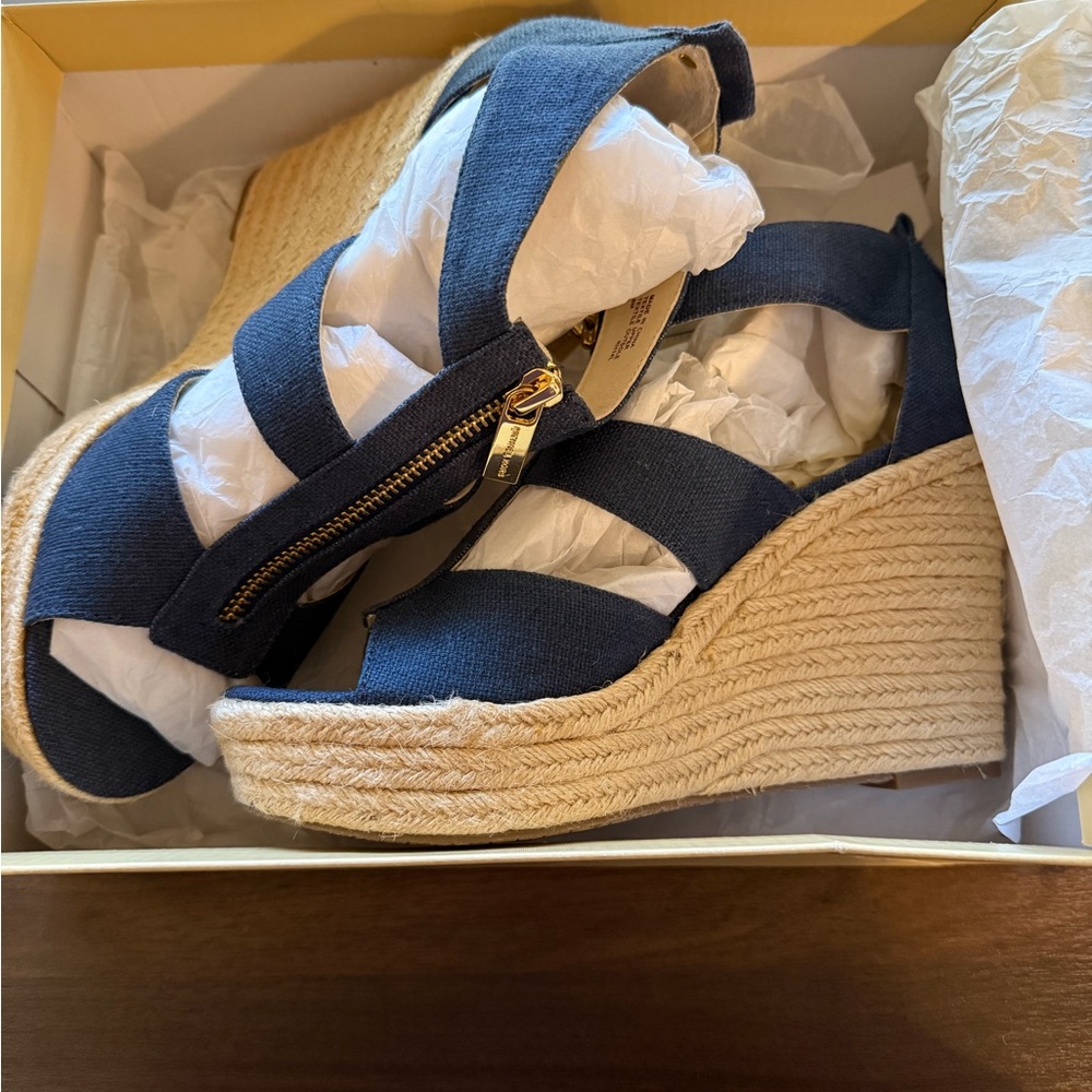 Michael kors Brand new in box - size 8